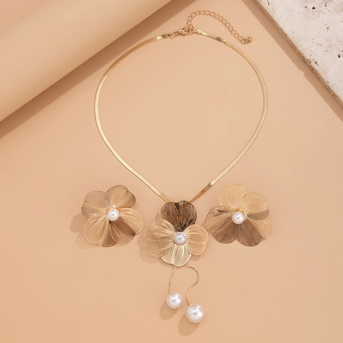 Lady's Flower Inlaid Pearl Necklace And Earrings Suite